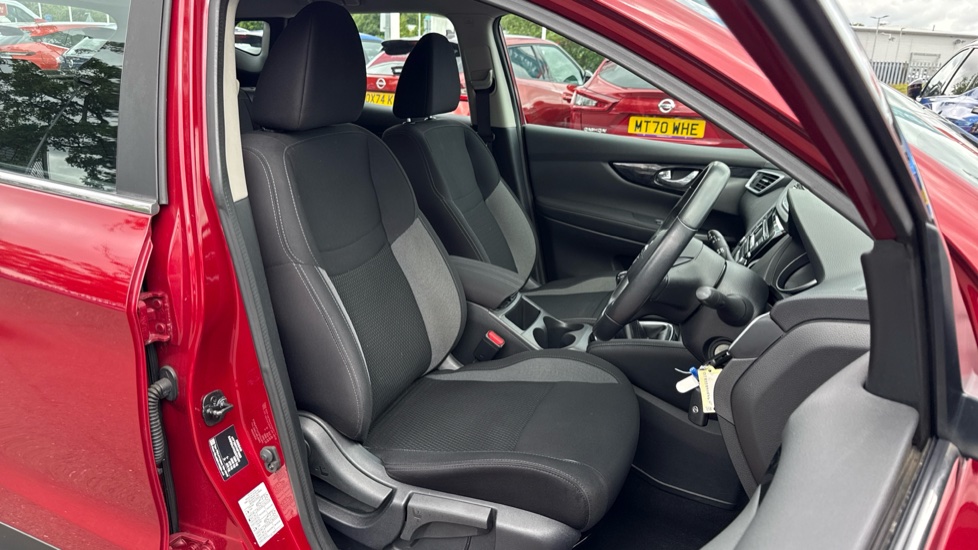 Nissan Qashqai 1.2 DiG-T Acenta 5dr Petrol Hatchback - Image 23