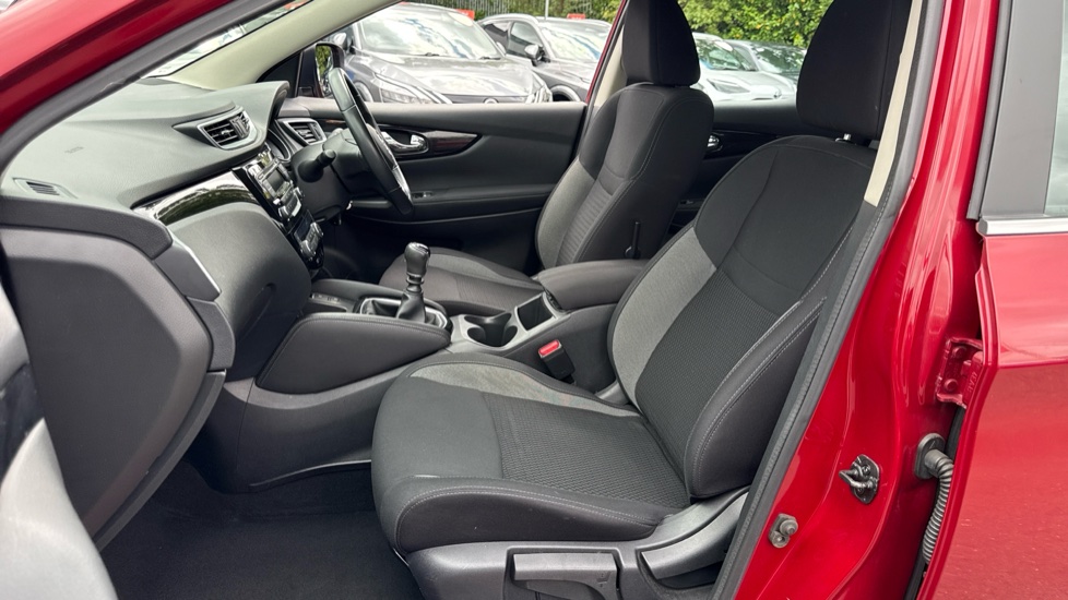 Nissan Qashqai 1.2 DiG-T Acenta 5dr Petrol Hatchback - Image 31