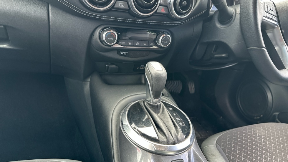 Nissan Juke 1.6 Hybrid N-Connecta 5dr Auto Hybrid Hatchback - Image 13