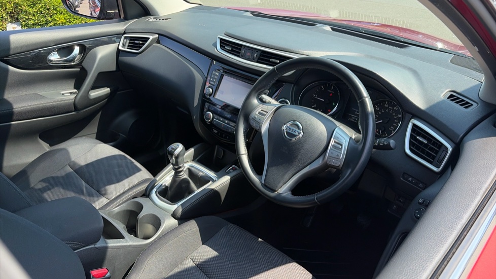 Nissan Qashqai 1.5 dCi N-Connecta 5dr Diesel Hatchback - Image 11