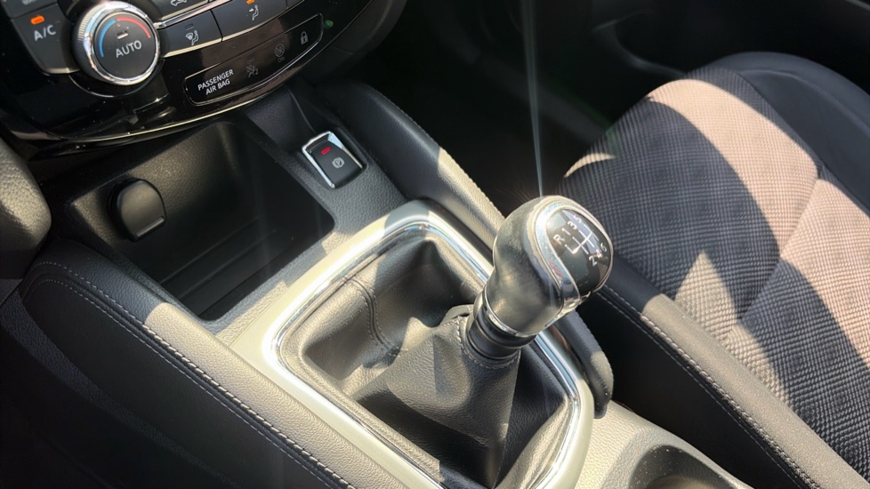 Nissan Qashqai 1.5 dCi N-Connecta 5dr Diesel Hatchback - Image 13