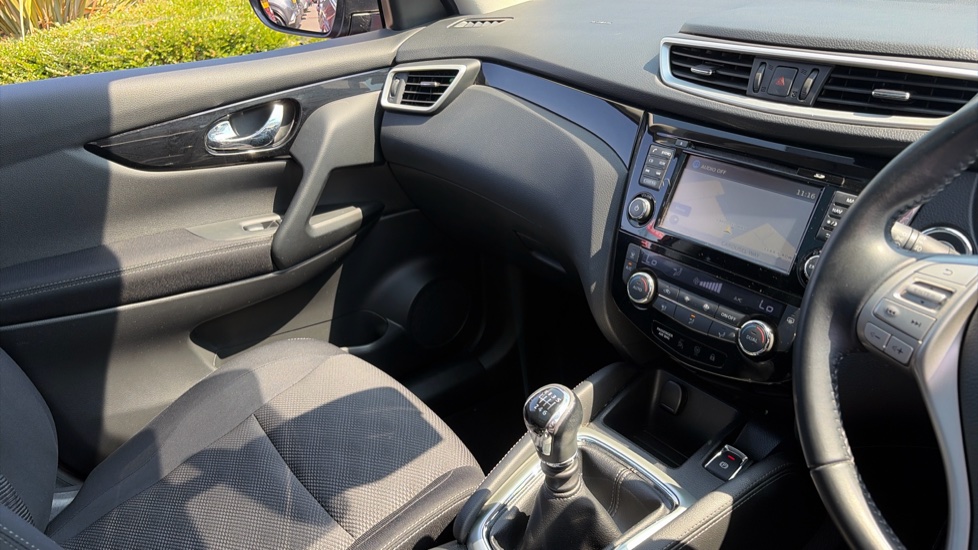 Nissan Qashqai 1.5 dCi N-Connecta 5dr Diesel Hatchback - Image 14