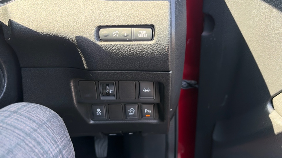 Nissan Qashqai 1.5 dCi N-Connecta 5dr Diesel Hatchback - Image 35