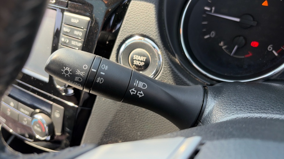 Nissan Qashqai 1.5 dCi N-Connecta 5dr Diesel Hatchback - Image 37