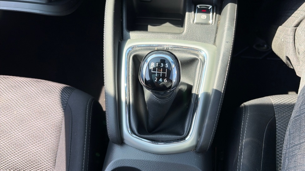 Nissan Qashqai 1.5 dCi N-Connecta 5dr Diesel Hatchback - Image 42
