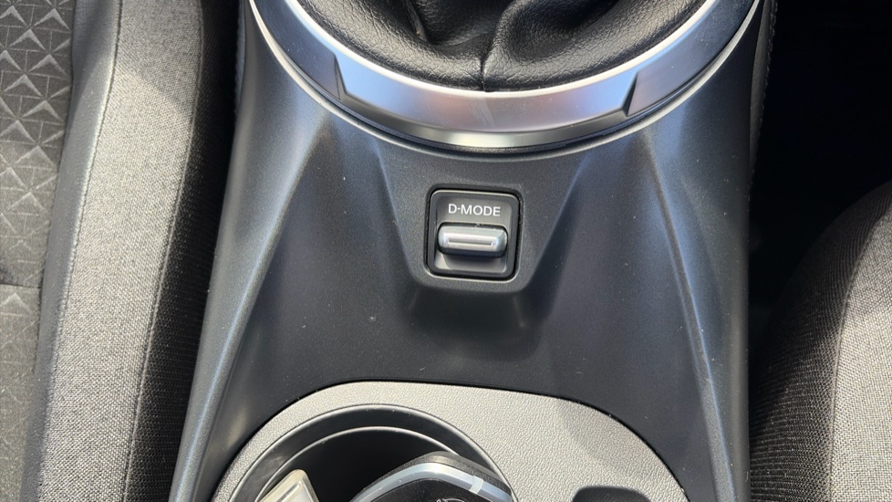 Nissan Juke 1.0 DiG-T N-Connecta 5dr Petrol Hatchback - Image 29