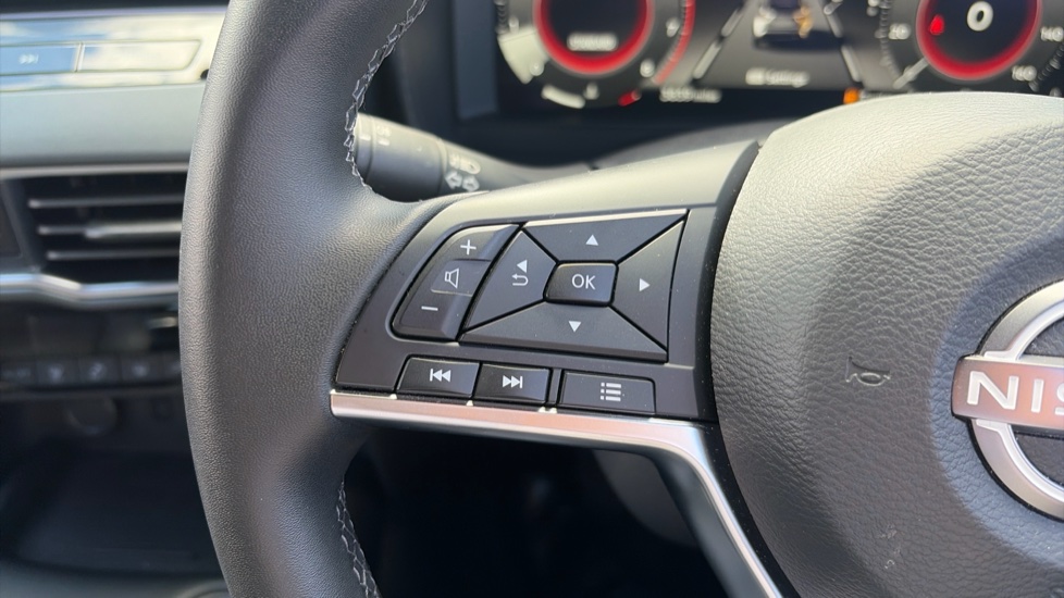 Nissan Juke 1.0 DiG-T N-Connecta 5dr Petrol Hatchback - Image 33