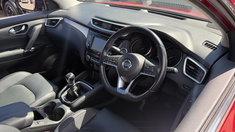 Nissan Qashqai 1.3 DiG-T Tekna 5dr Petrol Hatchback - Image 11