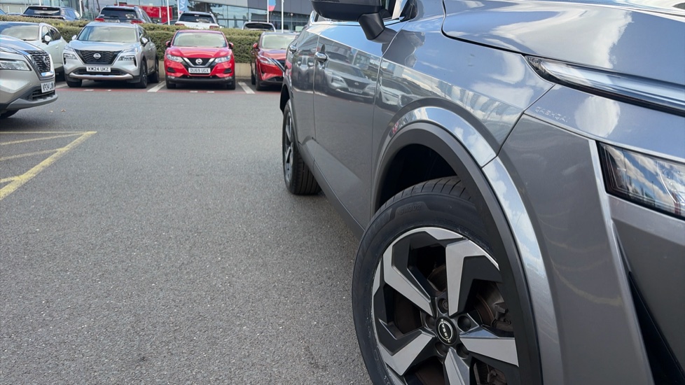 Nissan Qashqai 1.3 DiG-T MH N-Connecta 5dr Petrol Hatchback - Image 8