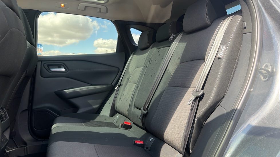 Nissan Qashqai 1.3 DiG-T MH N-Connecta 5dr Petrol Hatchback - Image 16
