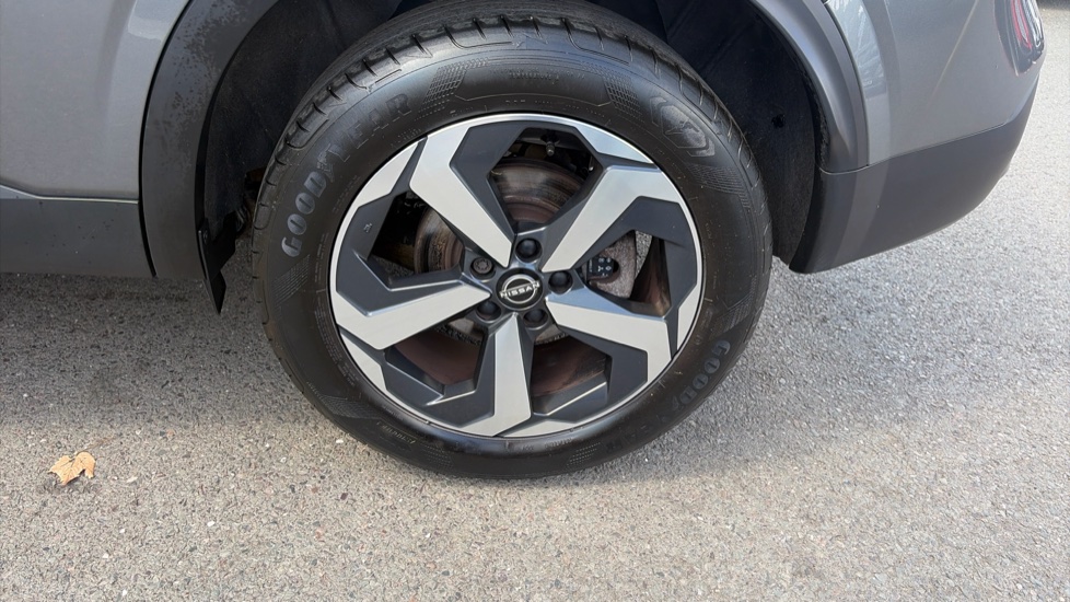 Nissan Qashqai 1.3 DiG-T MH N-Connecta 5dr Petrol Hatchback - Image 25