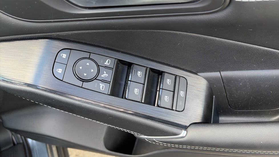 Nissan Qashqai 1.3 DiG-T MH N-Connecta 5dr Petrol Hatchback - Image 31