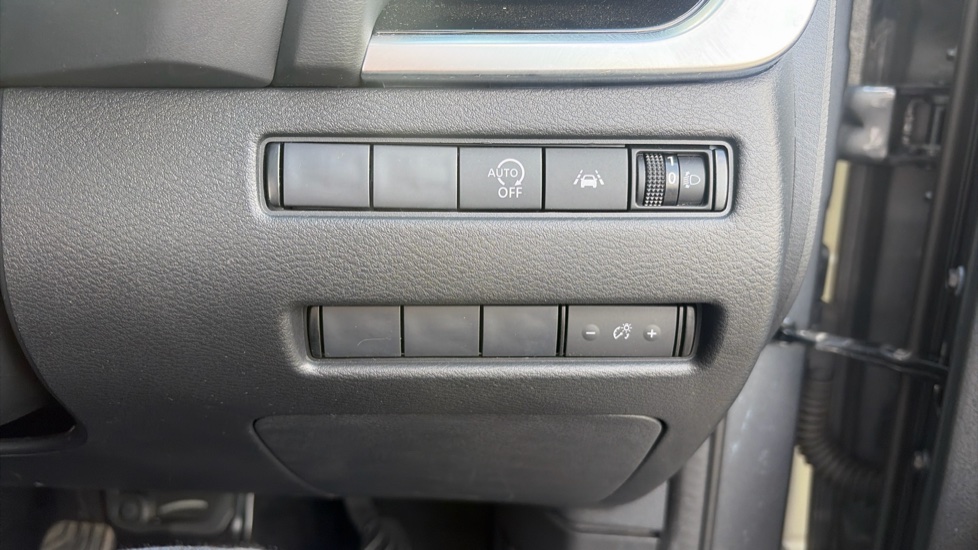 Nissan Qashqai 1.3 DiG-T MH N-Connecta 5dr Petrol Hatchback - Image 32