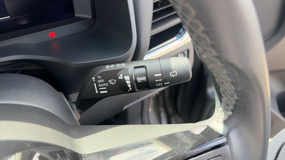Nissan Qashqai 1.3 DiG-T MH N-Connecta 5dr Petrol Hatchback - Image 35