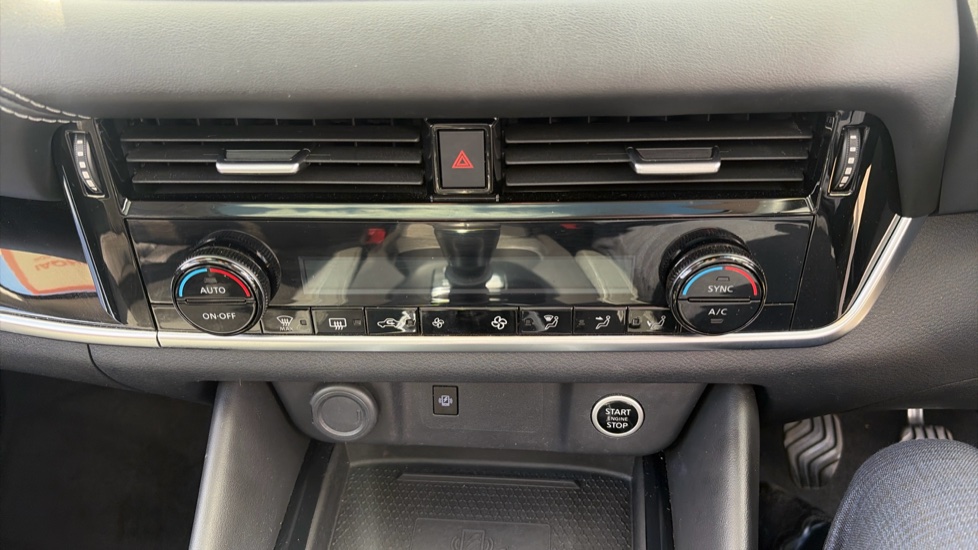 Nissan Qashqai 1.3 DiG-T MH N-Connecta 5dr Petrol Hatchback - Image 37