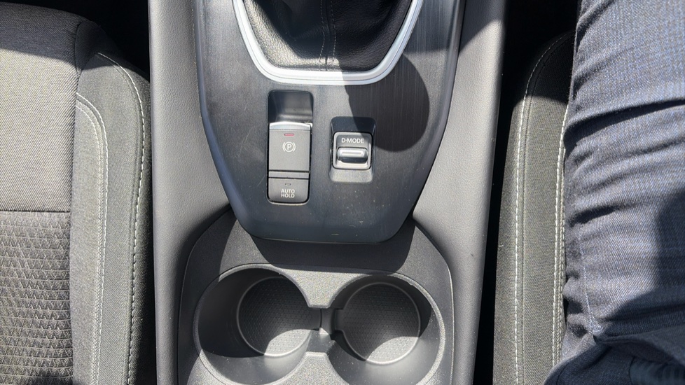 Nissan Qashqai 1.3 DiG-T MH N-Connecta 5dr Petrol Hatchback - Image 40