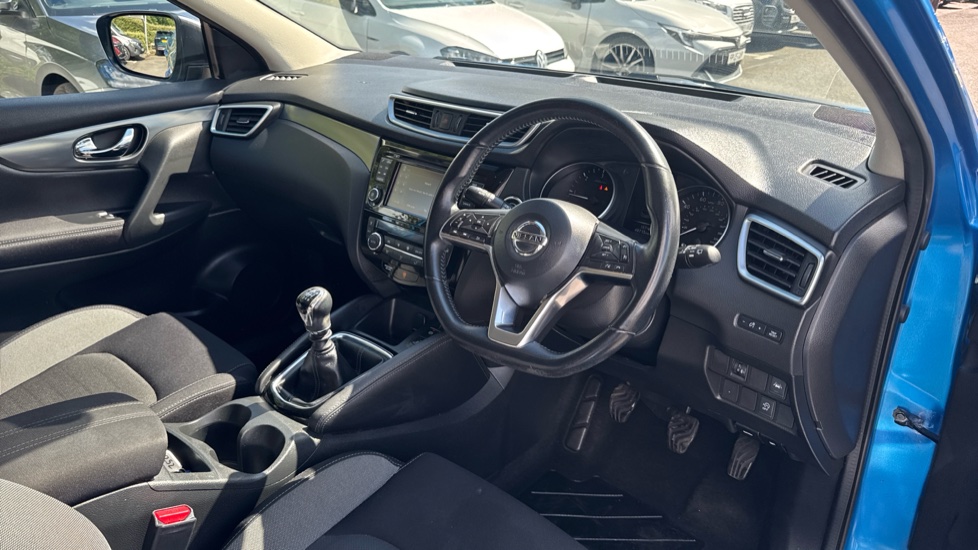 Nissan Qashqai 1.5 dCi N-Connecta 5dr Diesel Hatchback - Image 11