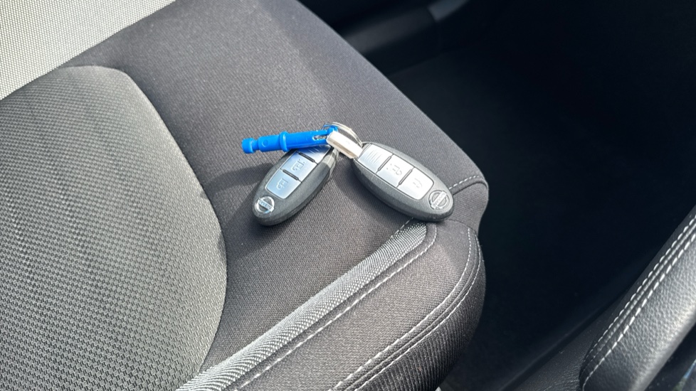 Nissan Qashqai 1.5 dCi N-Connecta 5dr Diesel Hatchback - Image 20