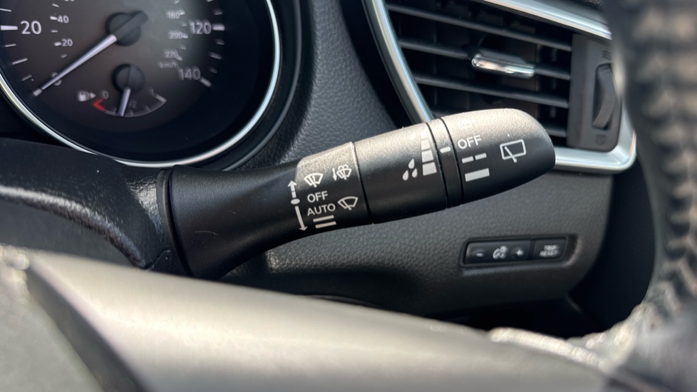 Nissan Qashqai 1.5 dCi N-Connecta 5dr Diesel Hatchback - Image 35