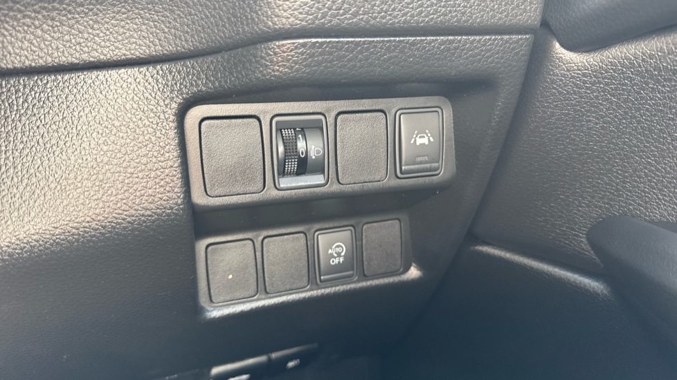 Nissan Qashqai 1.5 dCi N-Connecta 5dr Diesel Hatchback - Image 38