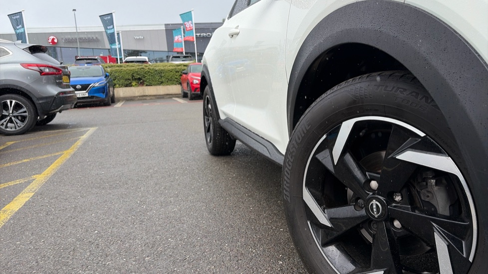 Nissan Juke 1.0 DiG-T 114 N-Connecta 5dr DCT Petrol Hatchback - Image 8