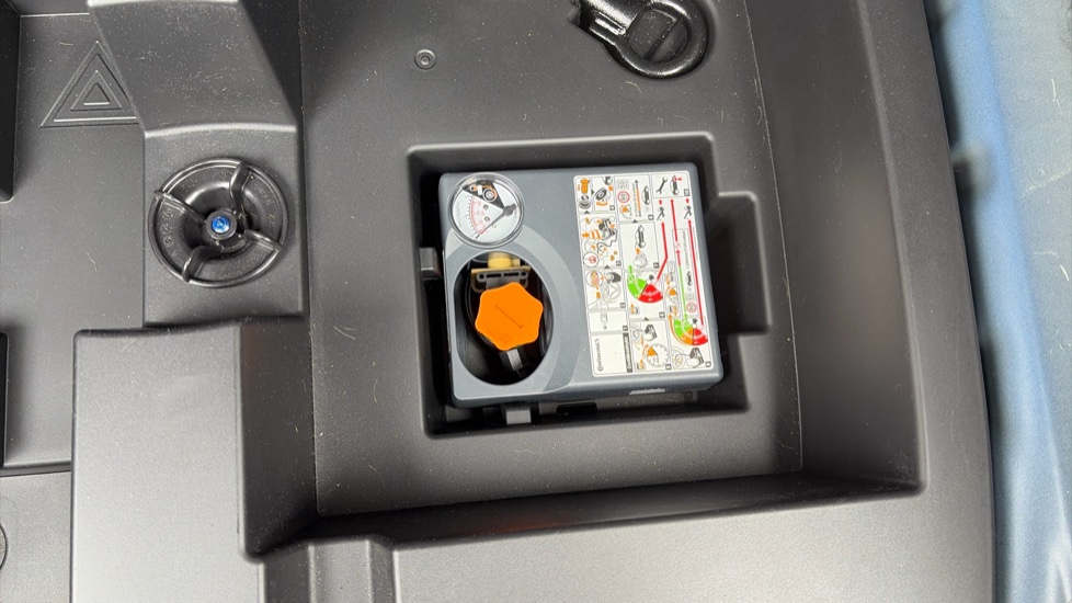 Nissan Juke 1.0 DiG-T N-Connecta 5dr Petrol Hatchback - Image 27