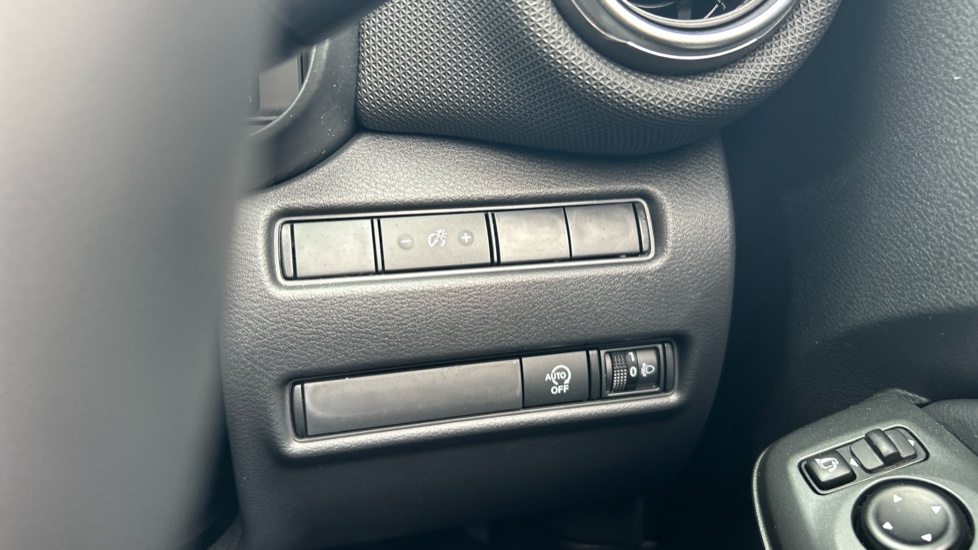 Nissan Juke 1.0 DiG-T N-Connecta 5dr Petrol Hatchback - Image 33
