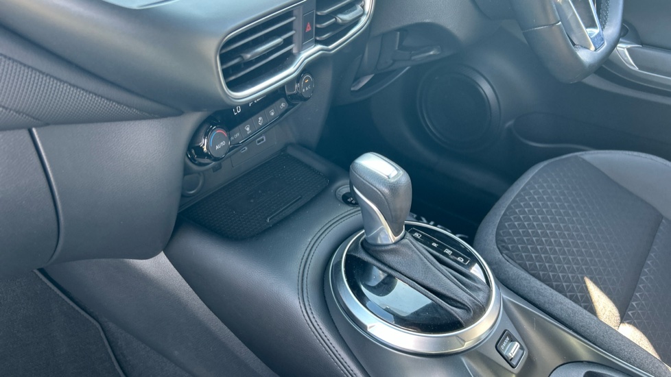 Nissan Juke 1.6 Hybrid N-Connecta 5dr Auto Hybrid Hatchback - Image 13