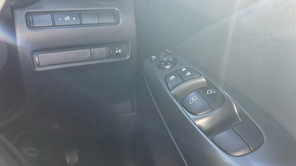 Nissan Juke 1.6 Hybrid N-Connecta 5dr Auto Hybrid Hatchback - Image 40