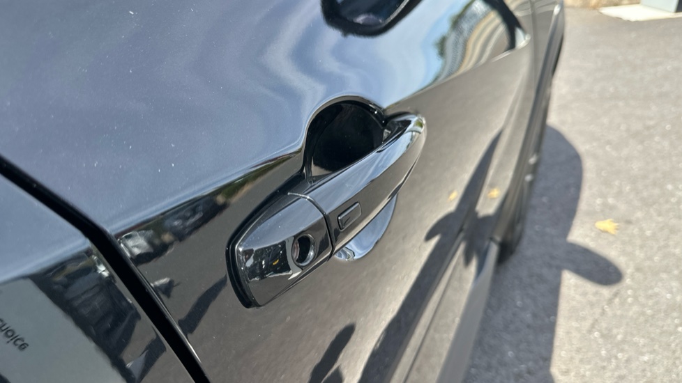 Nissan Juke 1.0 DiG-T N-Connecta 5dr DCT Petrol Hatchback - Image 8
