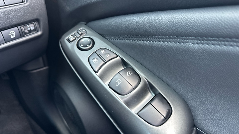 Nissan Juke 1.0 DiG-T N-Connecta 5dr DCT Petrol Hatchback - Image 25