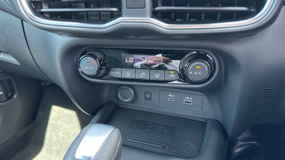 Nissan Juke 1.0 DiG-T N-Connecta 5dr DCT Petrol Hatchback - Image 36