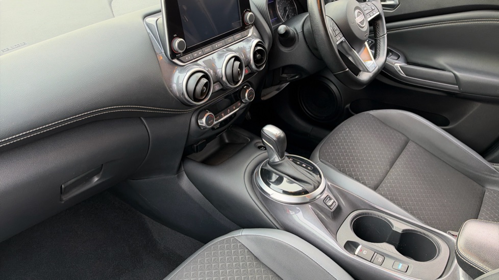 Nissan Juke 1.6 Hybrid N-Connecta 5dr Auto Hybrid Hatchback - Image 13