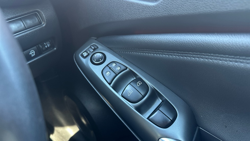 Nissan Juke 1.0 DiG-T N-Connecta 5dr DCT Petrol Hatchback - Image 21