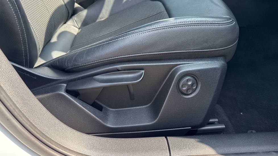 Audi Q2 35 TFSI S Line 5dr S Tronic Petrol Estate - Image 38