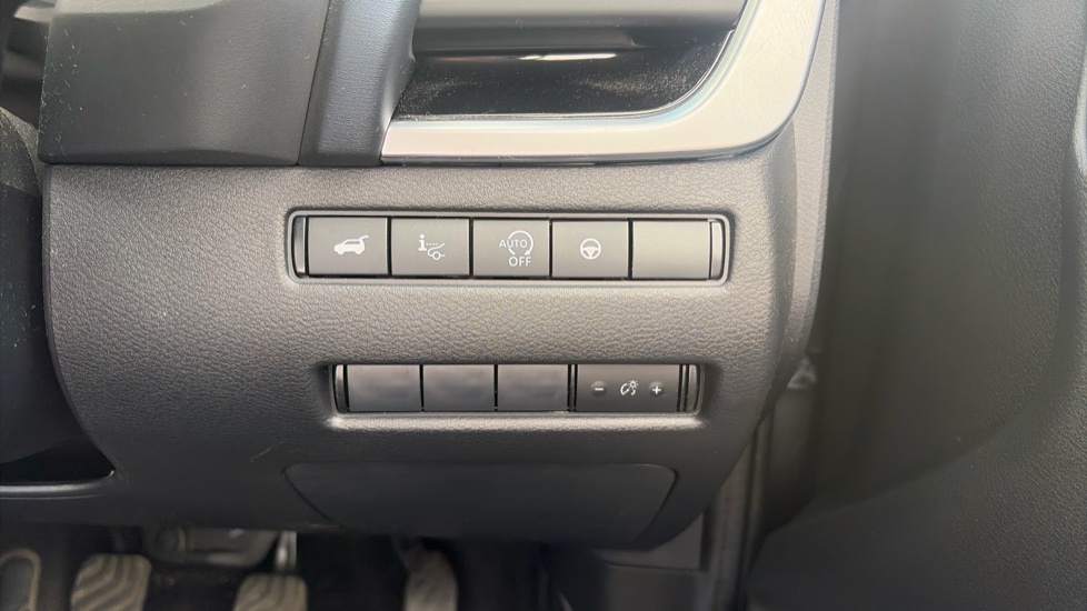 Nissan Qashqai 1.3 DiG-T MH Tekna 5dr Petrol Hatchback - Image 34