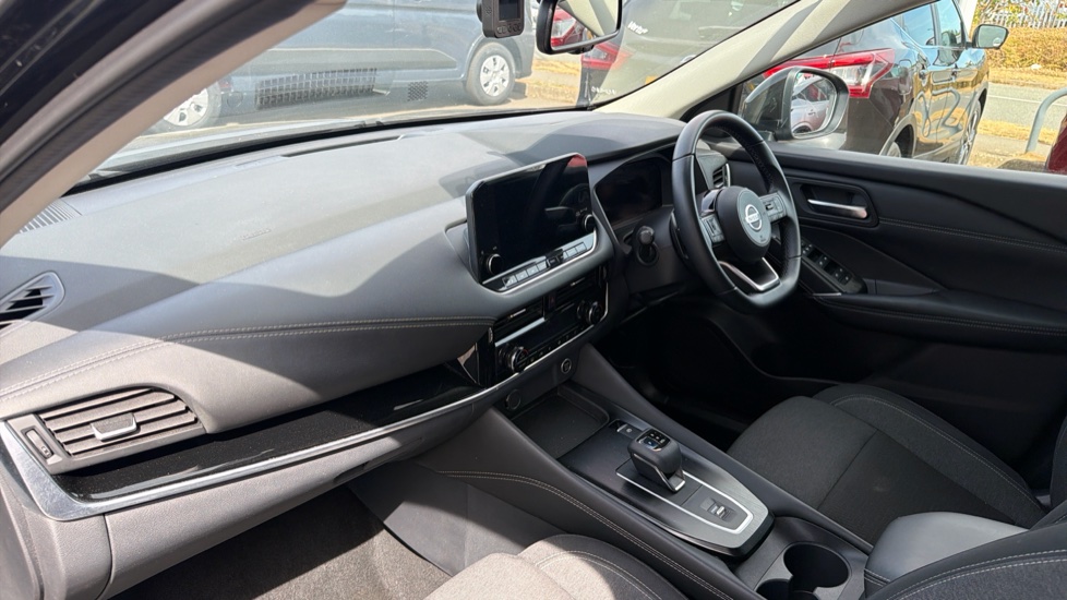 Nissan Qashqai 1.3 DiG-T MH 158 N-Connecta 5dr Xtronic Petrol Hatchback - Image 9