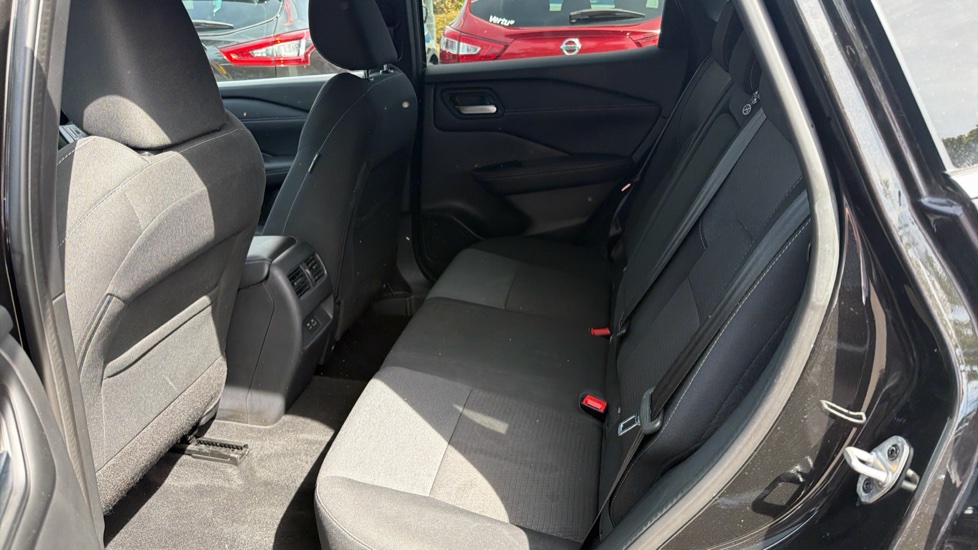 Nissan Qashqai 1.3 DiG-T MH 158 N-Connecta 5dr Xtronic Petrol Hatchback - Image 16
