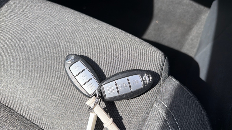 Nissan Qashqai 1.3 DiG-T MH 158 N-Connecta 5dr Xtronic Petrol Hatchback - Image 20