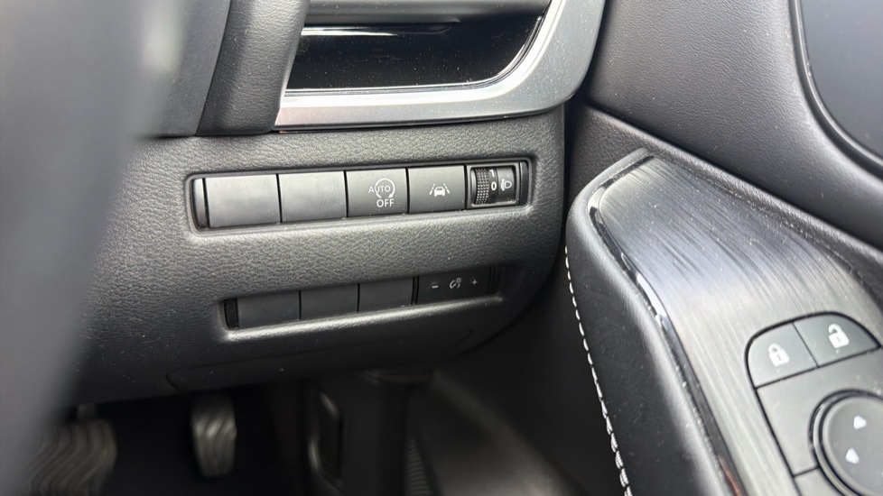 Nissan Qashqai 1.3 DiG-T MH 158 N-Connecta 5dr Xtronic Petrol Hatchback - Image 33
