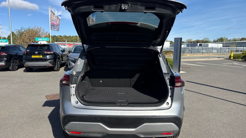 Nissan Qashqai 1.3 DiG-T MH N-Connecta 5dr Petrol Hatchback - Image 4
