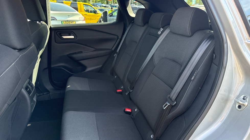 Nissan Qashqai 1.3 DiG-T MH N-Connecta 5dr Petrol Hatchback - Image 16