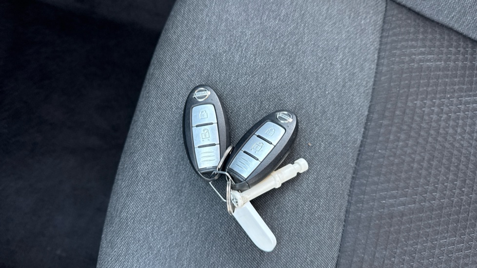 Nissan Qashqai 1.3 DiG-T MH N-Connecta 5dr Petrol Hatchback - Image 20