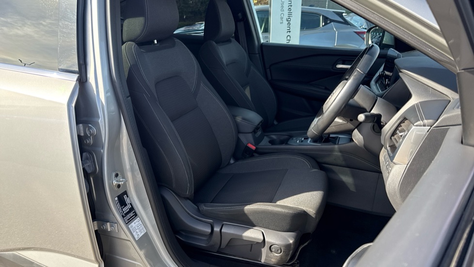 Nissan Qashqai 1.3 DiG-T MH N-Connecta 5dr Petrol Hatchback - Image 21