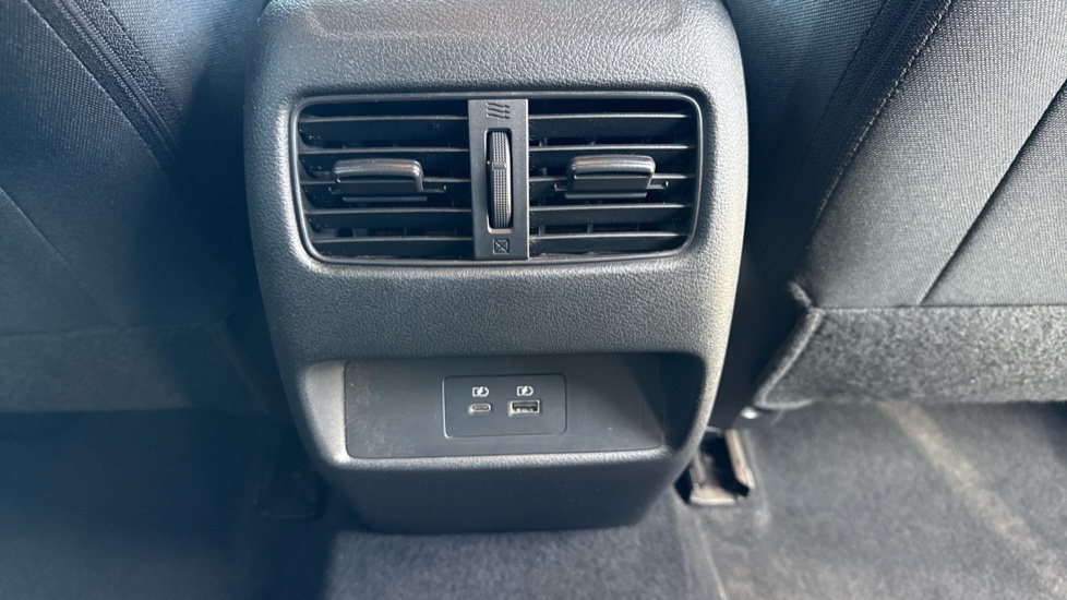 Nissan Qashqai 1.3 DiG-T MH N-Connecta 5dr Petrol Hatchback - Image 26