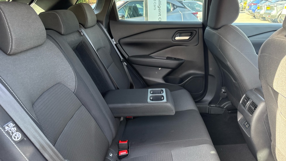 Nissan Qashqai 1.3 DiG-T MH N-Connecta 5dr Petrol Hatchback - Image 28