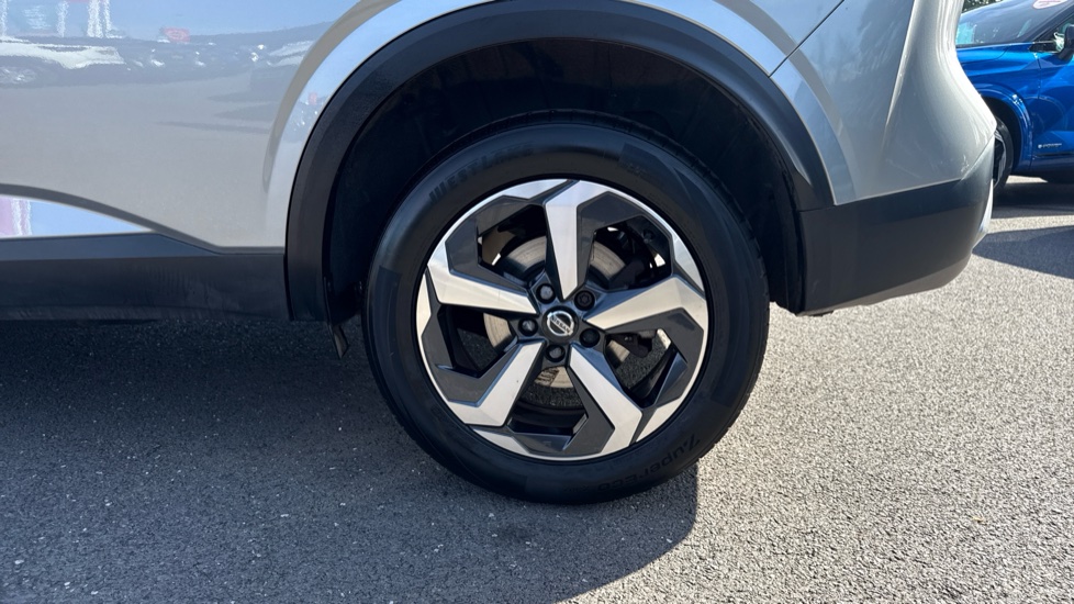 Nissan Qashqai 1.3 DiG-T MH N-Connecta 5dr Petrol Hatchback - Image 33