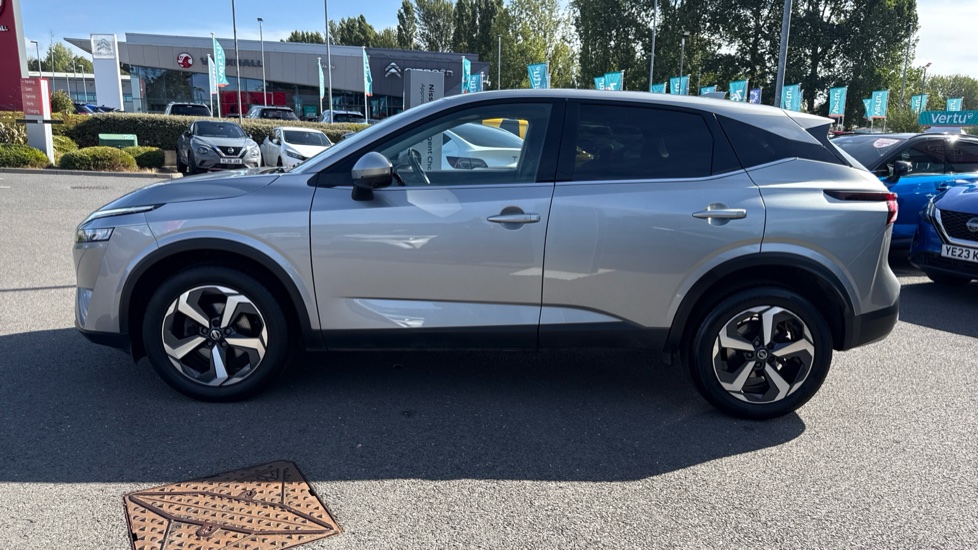 Nissan Qashqai 1.3 DiG-T MH N-Connecta 5dr Petrol Hatchback - Image 34