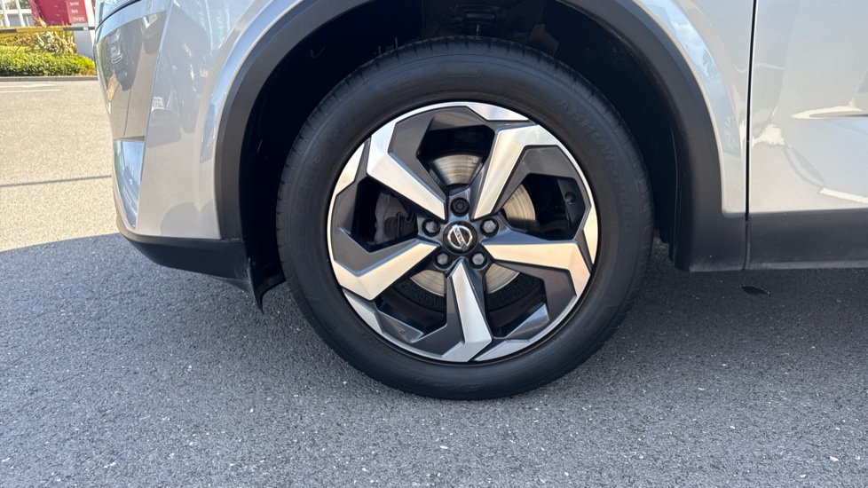 Nissan Qashqai 1.3 DiG-T MH N-Connecta 5dr Petrol Hatchback - Image 35