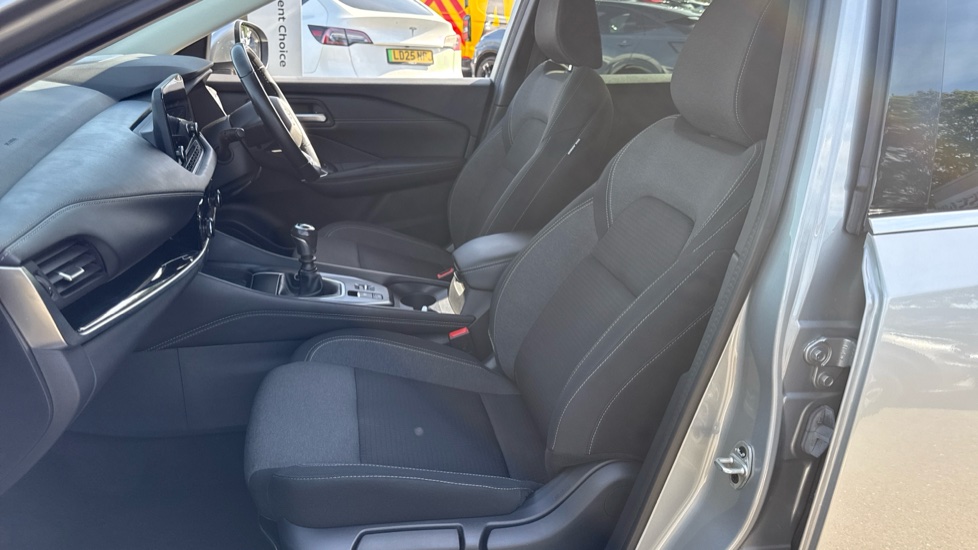 Nissan Qashqai 1.3 DiG-T MH N-Connecta 5dr Petrol Hatchback - Image 36